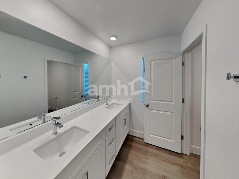 Building Photo - 5871 Vaes Dothrak St