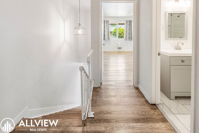 Building Photo - Beautifully Renovated 2-bedroom, 1.5-bath ...