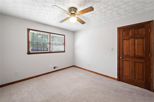 Building Photo - 106 Robinhood Dr