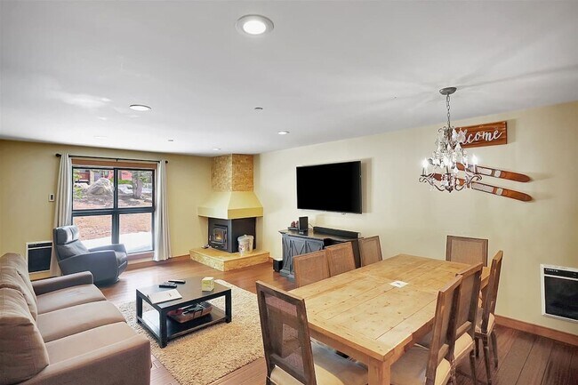 Building Photo - Fully Remodeled 1BD + Private Bunk Room | 2BA | Aspen Creek – $3,100/Month