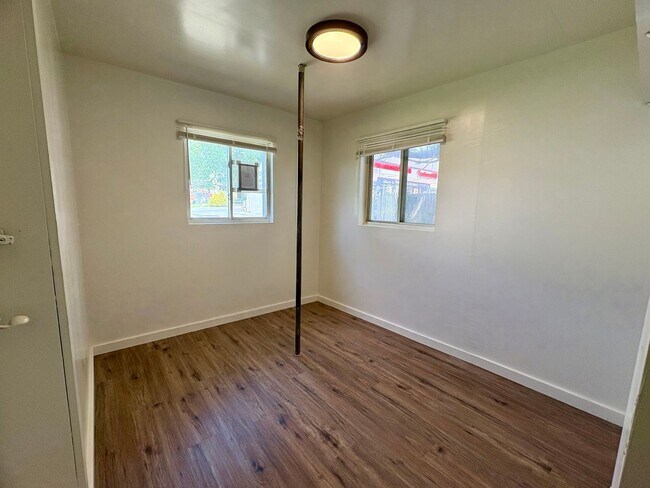 Building Photo - NWA - Owner Contribution Needed - 539 &amp; 541 S Market St