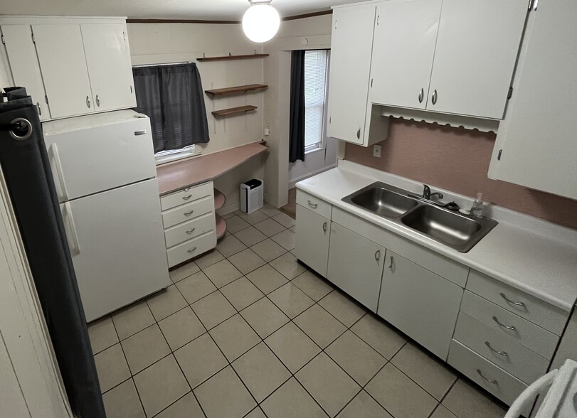 Building Photo - 452 S Tulip St