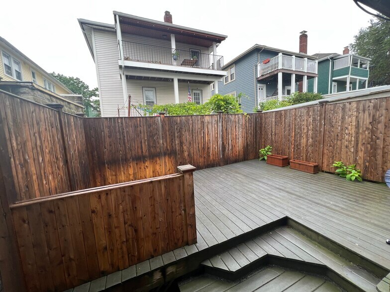 Deck/Patio - 33 Sterling St