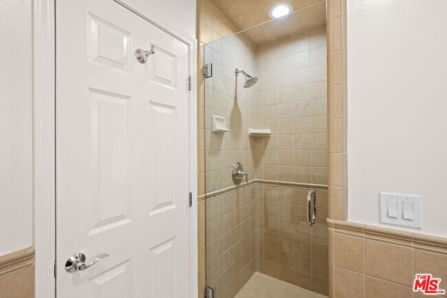 Building Photo - 704 Westbourne Dr