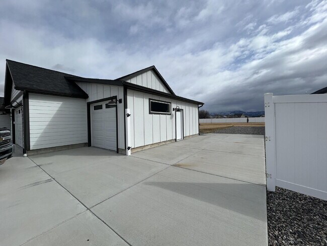 Building Photo - Luxury 4 Bed / 2 Bath Home on .84 Acres – 3 Car Garage – RV Parking