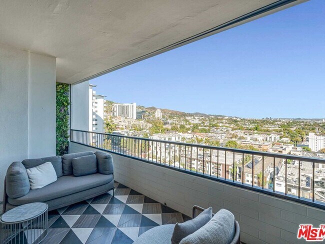 Building Photo - 1100 Alta Loma Rd