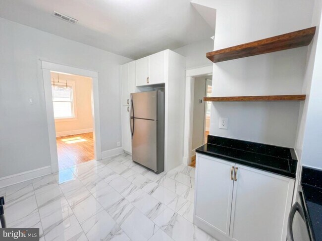 Building Photo - 209 4th Ave