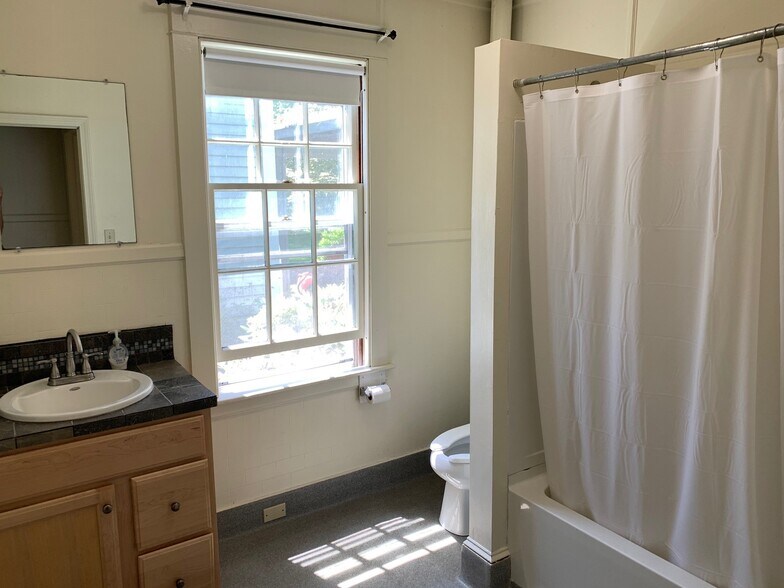 Building Photo - 33 Ward St