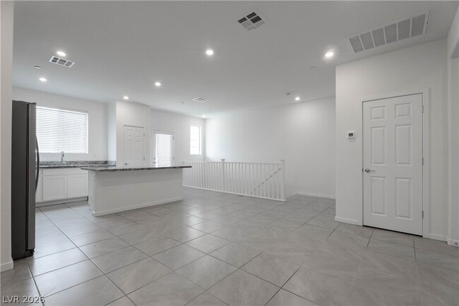 Building Photo - 902 Bronzite St