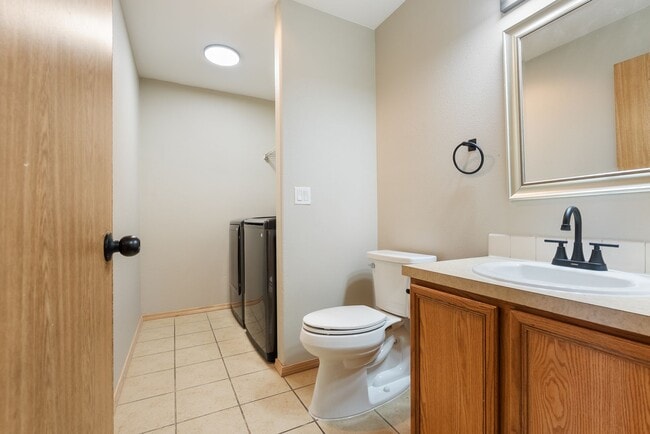 Building Photo - 4 Bed | 2.5 Bath Home with Garage, Yard & Modern Updates – SE Portland