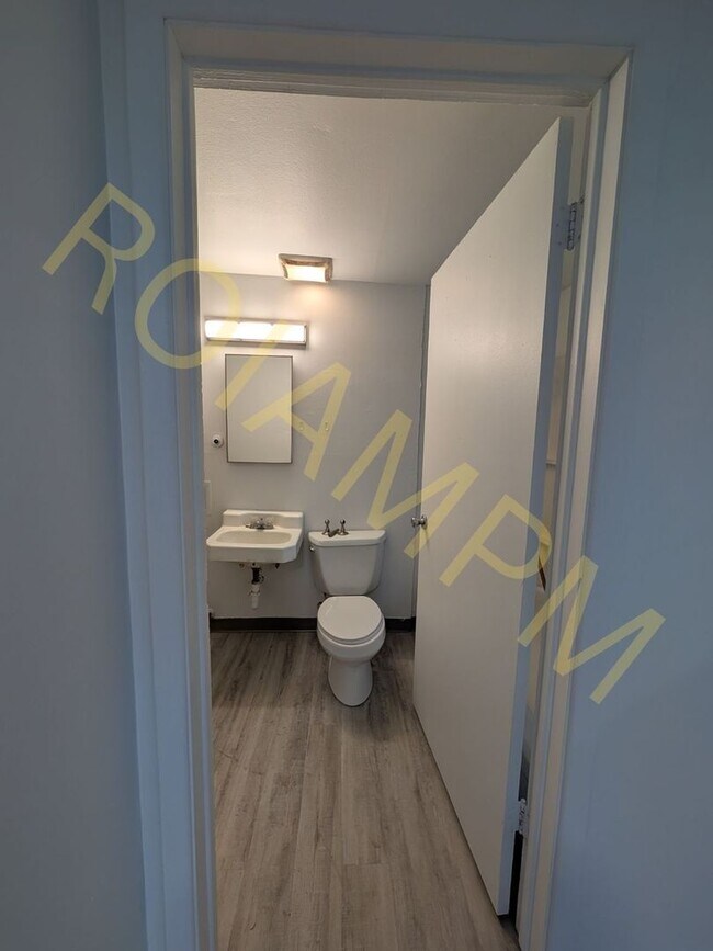 Building Photo - Charming 1 Bed / 1 Bath Duplex Apartment