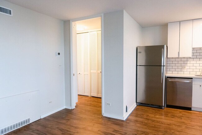 Building Photo - Great 1 Bedroom, 1 Bath with Parking * AC ...