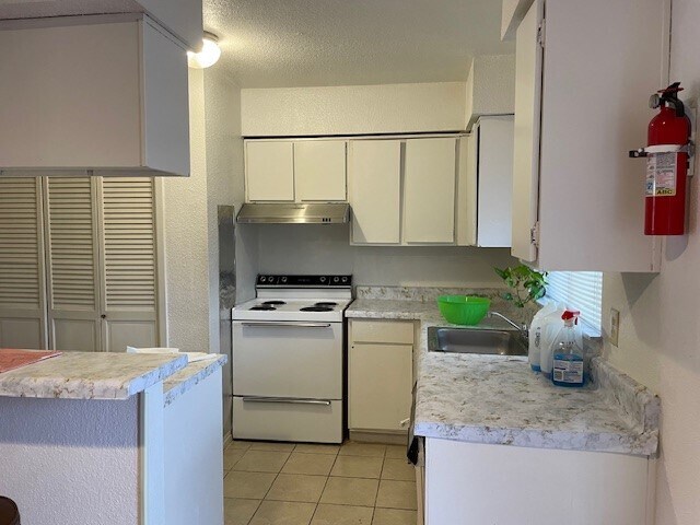 Building Photo - 9201 Clarewood Dr