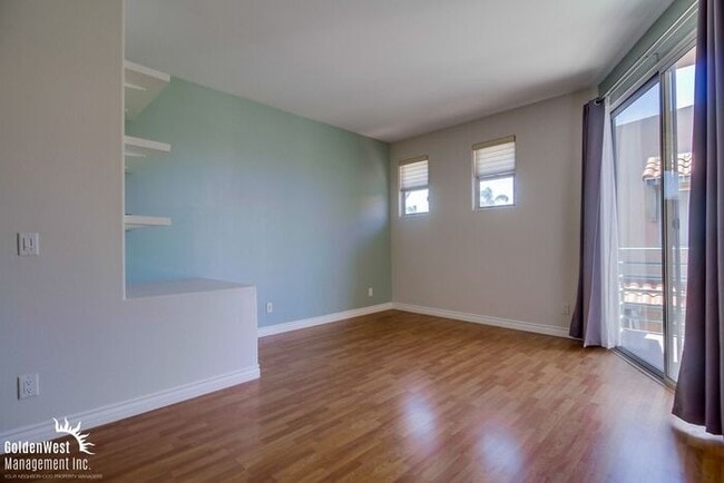 Building Photo - Modern 2Bdm 2.5Ba Town-home with Bonus Roo...