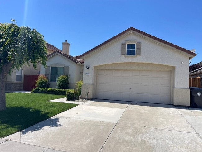 Building Photo - Ideal 4br/2ba single story with chefs kitchen