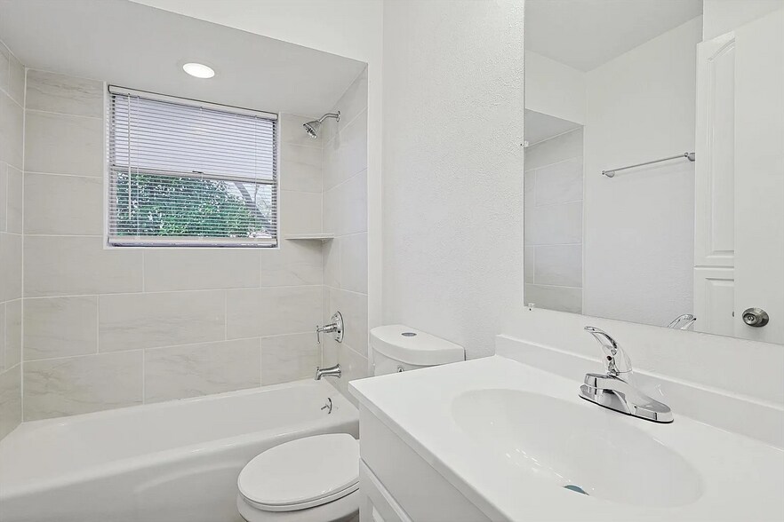 Building Photo - 9039 Pinewood Dr