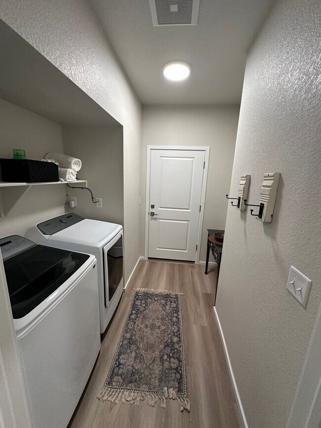 Building Photo - Raindance main floor condo move in ready.