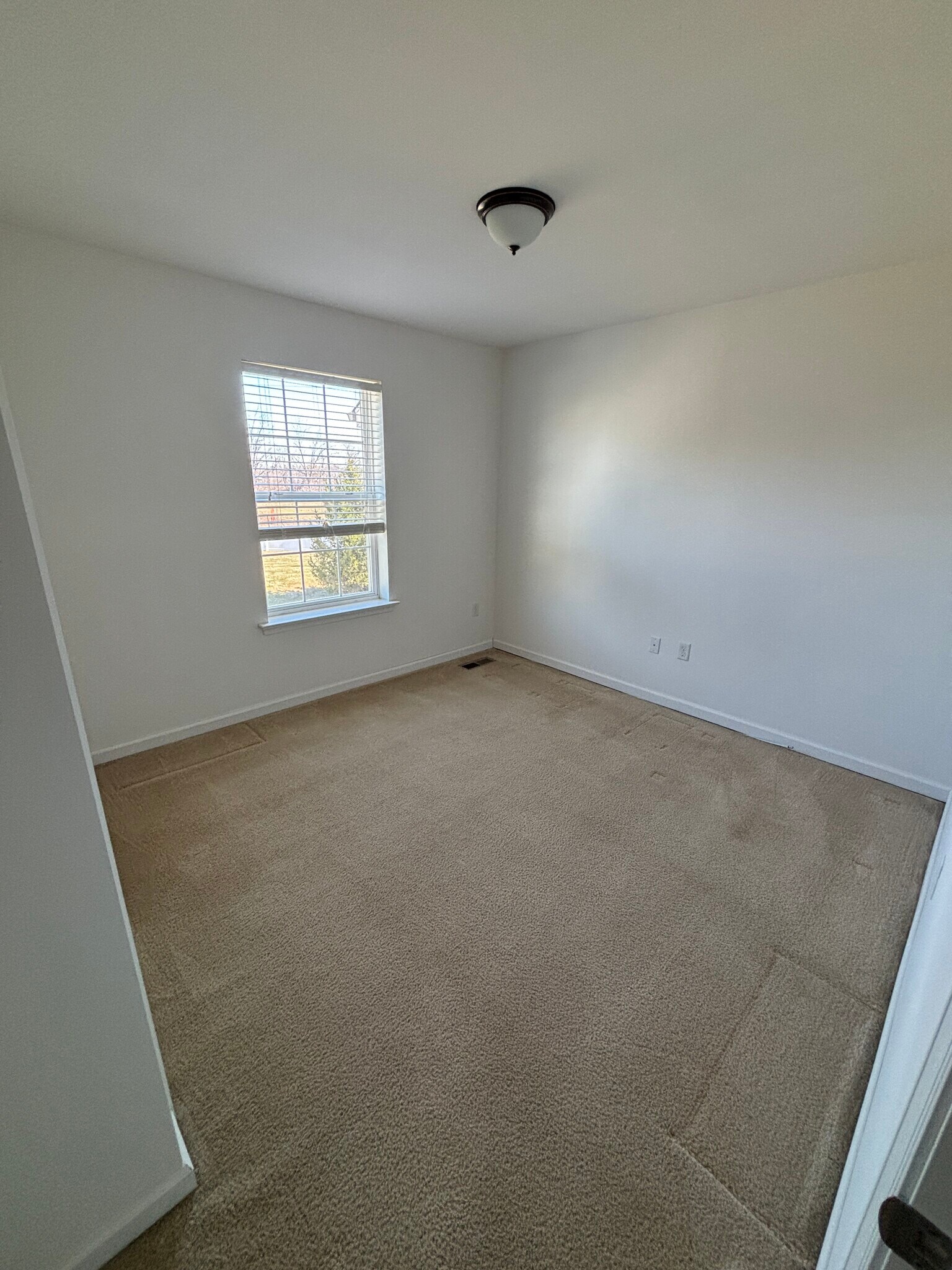 Building Photo - 300 Milkweed Dr