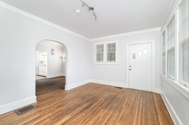 Building Photo - $2,700/month | 3 Bed | 2 Bath | ~1,592 Sq ...