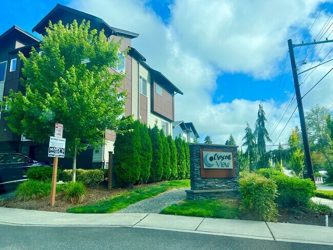 Building Photo - Exceptional 4 Bed 3 Bath Townhome on corner lot. One months rent free!!