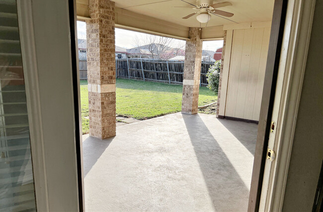 Building Photo - 4400 Lloyd Dr