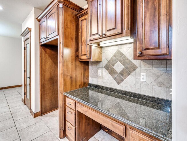 Building Photo - 2121 Mill Creek Way