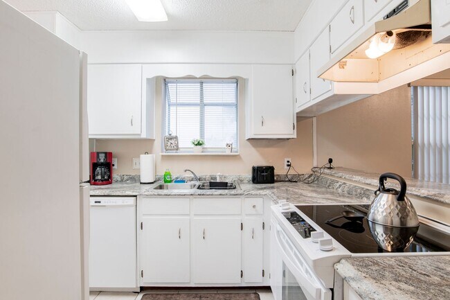 Building Photo - Lovely Ground-Floor Condo with Patio Near Airport