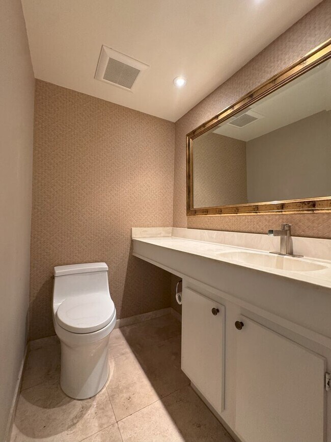 Building Photo - Beautifully updated 2 bedroom 2.5 bath townhome in highly desirable Lake Ivanhoe!