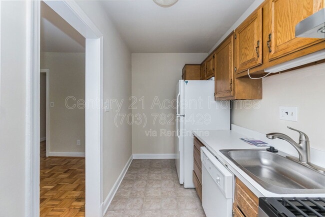 Building Photo - 1020 S Barton St