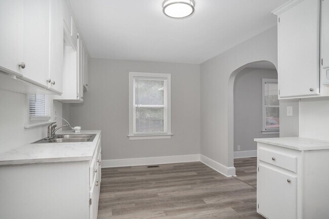 Building Photo - Quiet country living in the middle of it a...