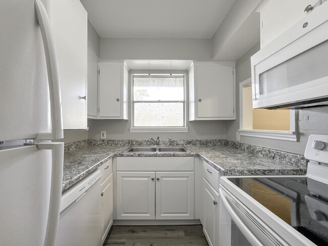 Kitchen - 4539 Dakota St