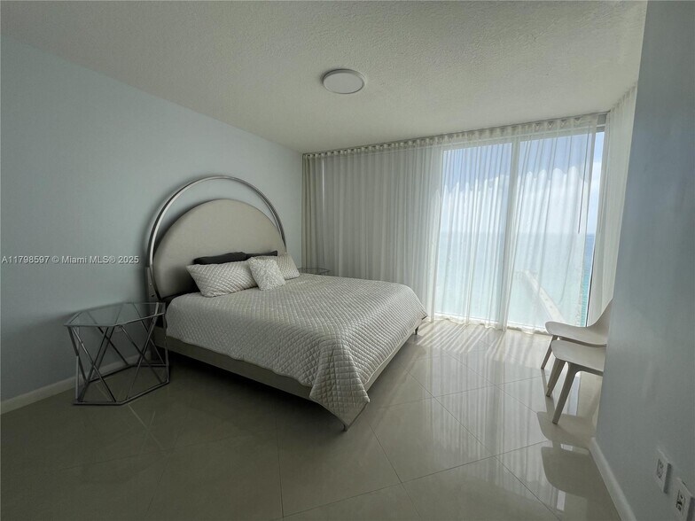 Building Photo - 16699 Collins Ave