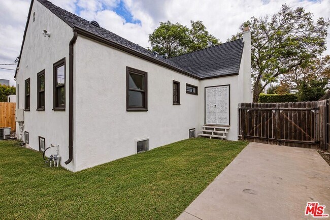 Building Photo - 525 N Crescent Heights Blvd