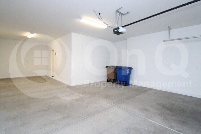 Building Photo - 23034 E Via Del Sol