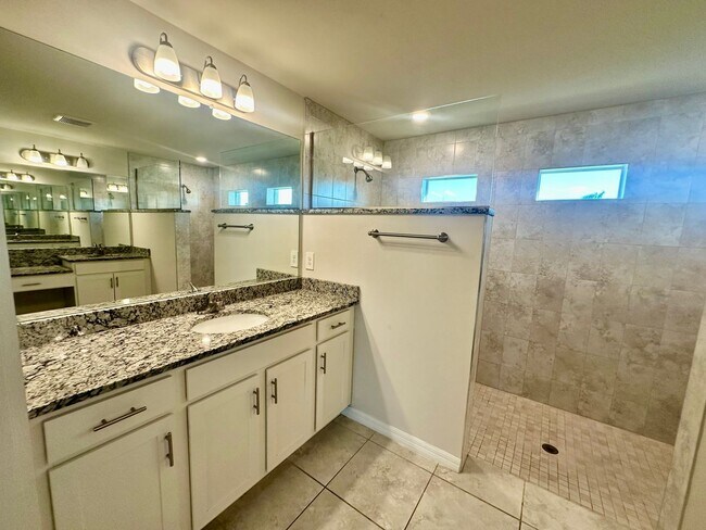 Building Photo - Available Now- 4 Bedroom 2 Bathroom NW Cape Coral Home