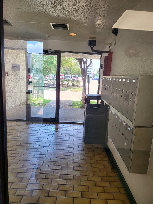 Building Photo - 2818 S Bartell Dr