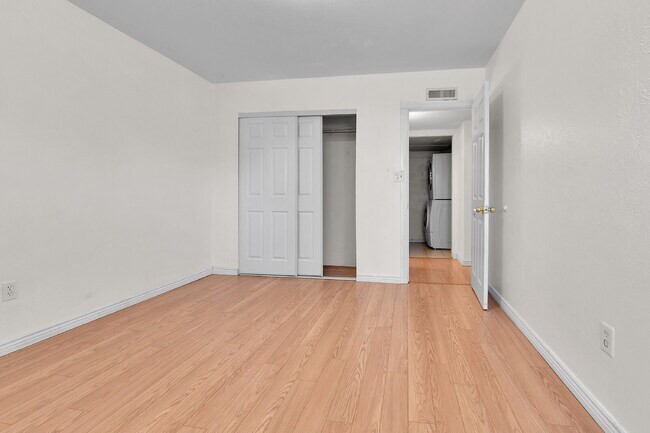Building Photo - $1,595.00, 2 bed, 1 bath Located in Denver with a washer and dryer + 1/2 off first month rent