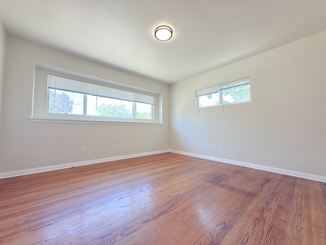 Building Photo - Beautiful Winnetka Home with Hardwood Floo...