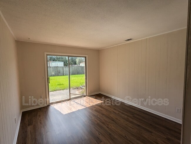 Building Photo - 979 Live Oak Dr