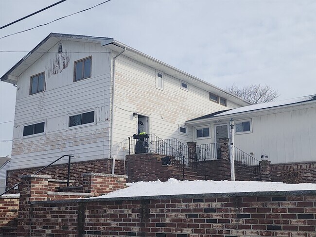 Building Photo - 64 Francis St