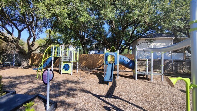 Building Photo - 13903 Chevy Chase Dr