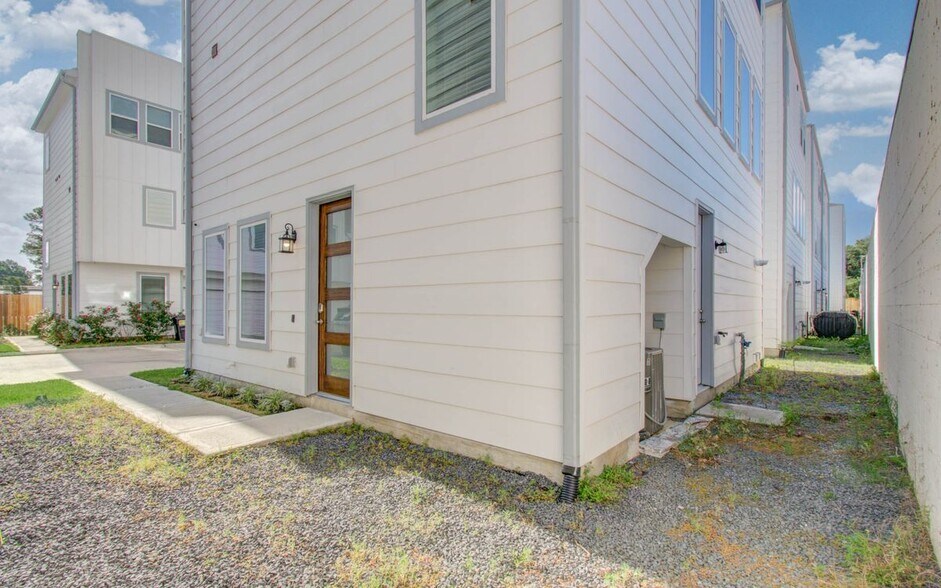 Building Photo - 1741 Cove Cres Ct