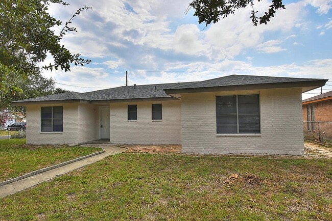Building Photo - 2202 Saxony Dr