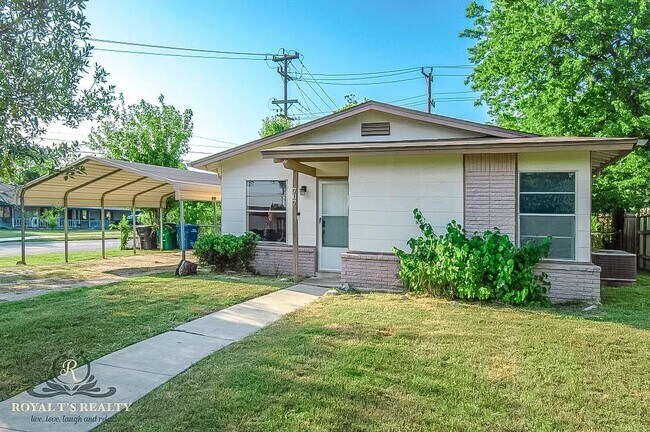 Building Photo - 707 Sprucewood Ln