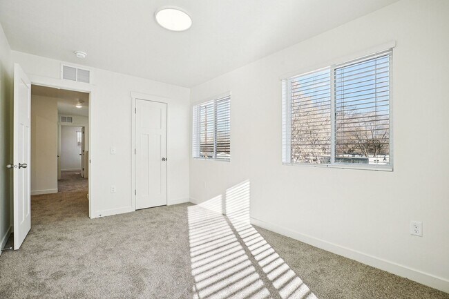 Building Photo - 1090 S 400 W