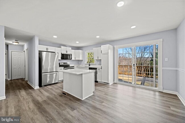 Building Photo - 2402 Raintree Ave