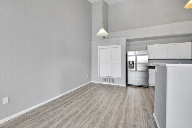 Building Photo - $2,100 - 2 Bed, 2 Bath Updated Townhome in...