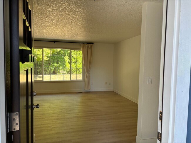 Building Photo - Freshly Updated Troutdale Gem with Enterta...
