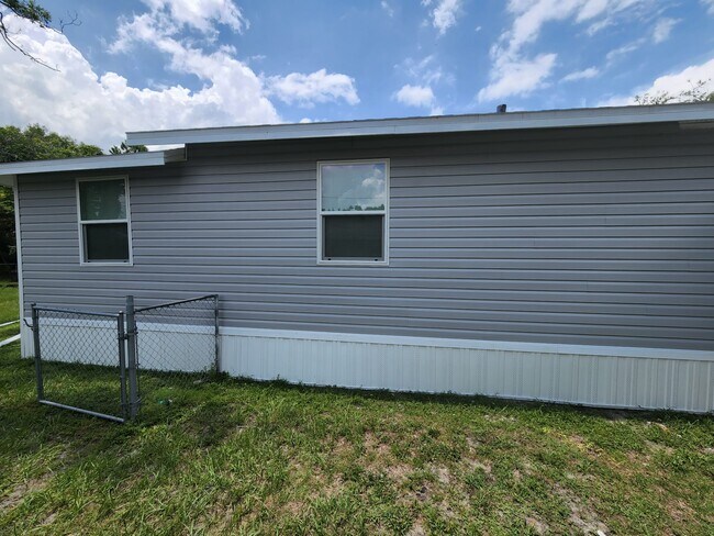 Building Photo - 602 NW 1st Ave