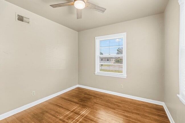 Building Photo - Charming 3-Bedroom Home Near the Rose Dist...